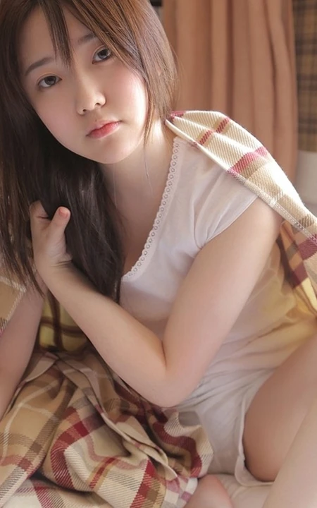 圆脸可爱型日系清新少女白T短裤室内榻榻米写真图片