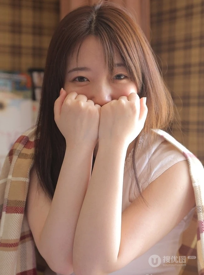 圆脸可爱型日系清新少女白T短裤室内榻榻米写真图片
