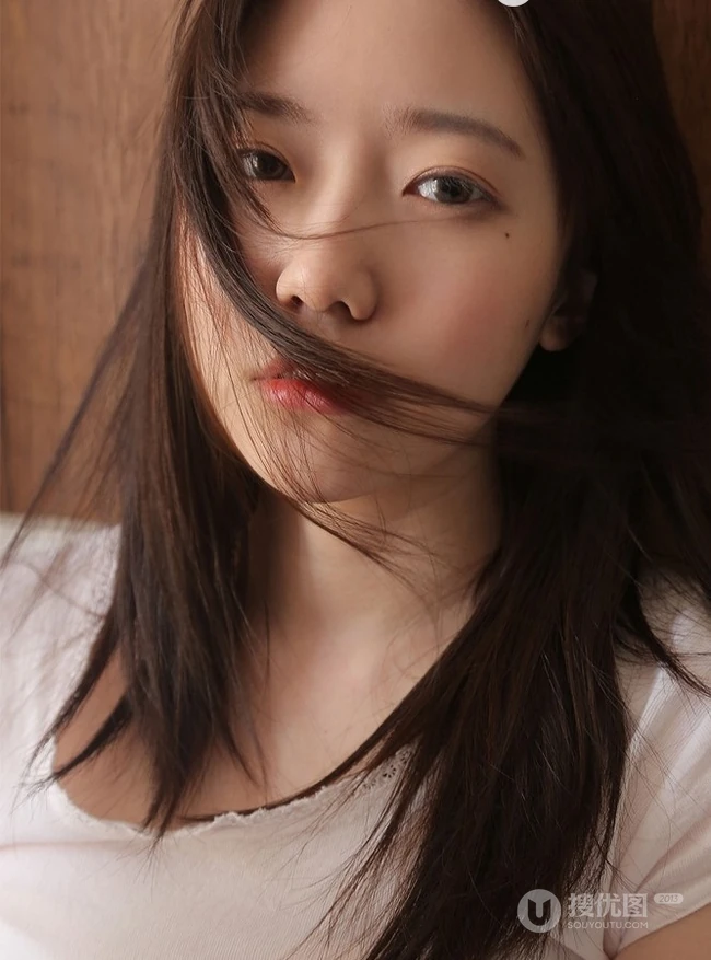 圆脸可爱型日系清新少女白T短裤室内榻榻米写真图片