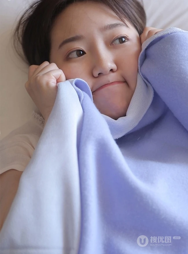 圆脸可爱型日系清新少女白T短裤室内榻榻米写真图片