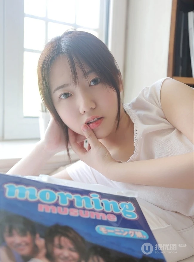 圆脸可爱型日系清新少女白T短裤室内榻榻米写真图片