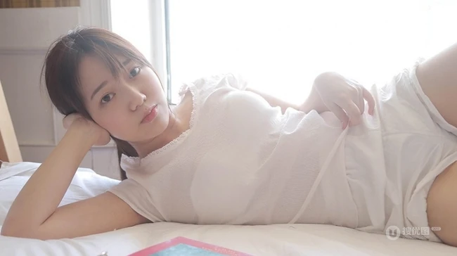 圆脸可爱型日系清新少女白T短裤室内榻榻米写真图片