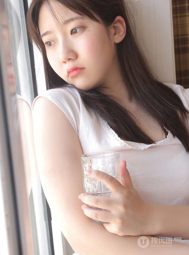 圆脸可爱型日系清新少女白T短裤室内榻榻米写真图片