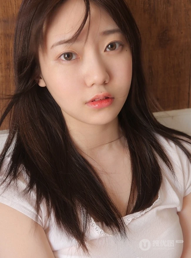 圆脸可爱型日系清新少女白T短裤室内榻榻米写真图片