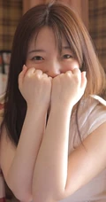 圆脸可爱型日系清新少女白T短裤室内榻榻米写真图片