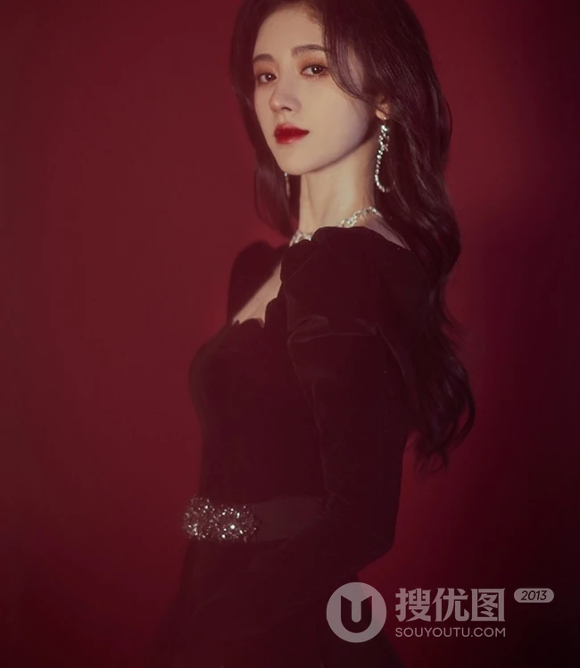 红色背景，玫瑰花，鞠婧祎黑色复古连衣裙动人写真图片