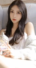 有点清新气质，还有纤细线条，苗条女生超短背心短裤室内照