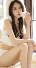 有点清新气质，还有纤细线条，苗条女生超短背心短裤室内照