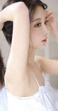 有点清新气质，还有纤细线条，苗条女生超短背心短裤室内照