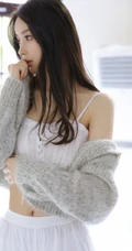 有点清新气质，还有纤细线条，苗条女生超短背心短裤室内照