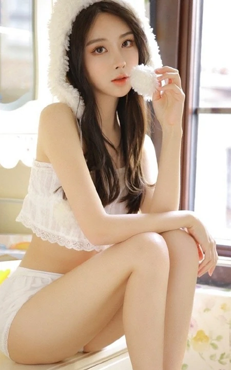 有点清新气质，还有纤细线条，苗条女生超短背心短裤室内照