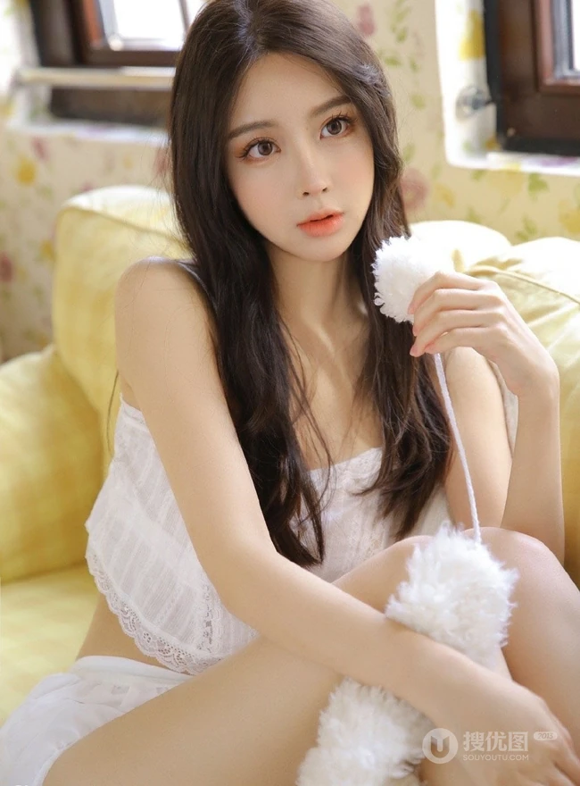 有点清新气质，还有纤细线条，苗条女生超短背心短裤室内照