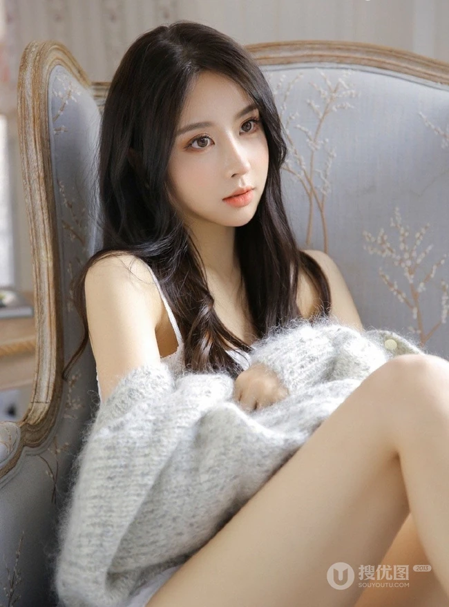有点清新气质，还有纤细线条，苗条女生超短背心短裤室内照