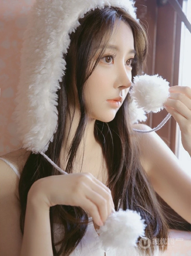 有点清新气质，还有纤细线条，苗条女生超短背心短裤室内照