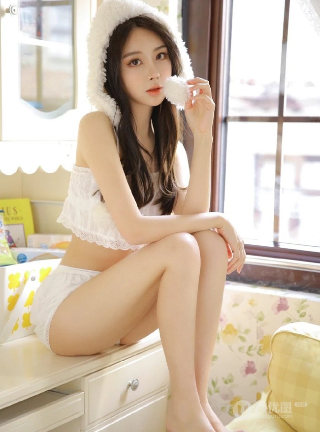 有点清新气质，还有纤细线条，苗条女生超短背心短裤室内照