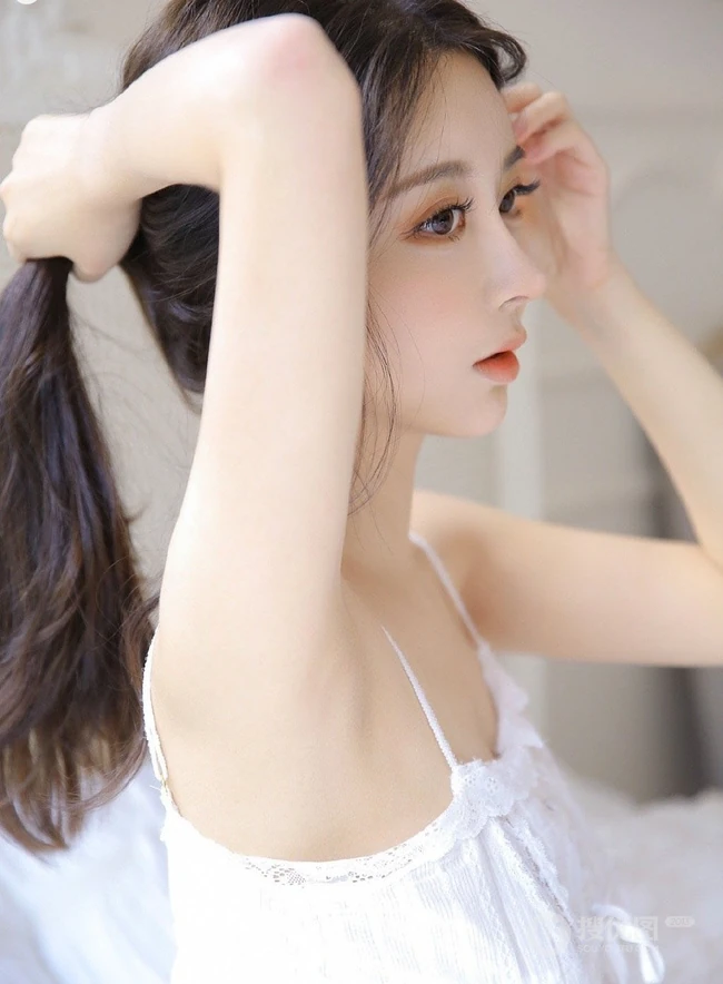 有点清新气质，还有纤细线条，苗条女生超短背心短裤室内照