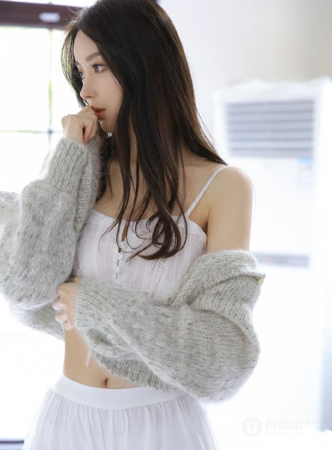 有点清新气质，还有纤细线条，苗条女生超短背心短裤室内照