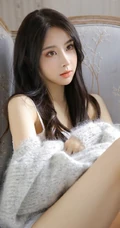 有点清新气质，还有纤细线条，苗条女生超短背心短裤室内照