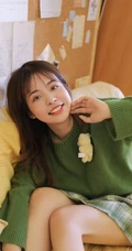 白皙甜少女室内写真，绿衣搭短裙元气满满，清新而动人