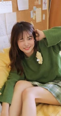 白皙甜少女室内写真，绿衣搭短裙元气满满，清新而动人