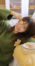 白皙甜少女室内写真，绿衣搭短裙元气满满，清新而动人