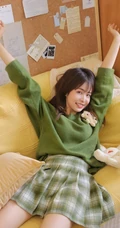 白皙甜少女室内写真，绿衣搭短裙元气满满，清新而动人