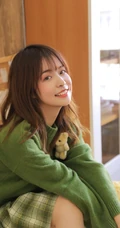 白皙甜少女室内写真，绿衣搭短裙元气满满，清新而动人