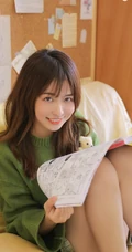 白皙甜少女室内写真，绿衣搭短裙元气满满，清新而动人