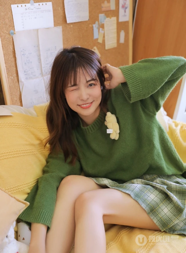 白皙甜少女室内写真，绿衣搭短裙元气满满，清新而动人