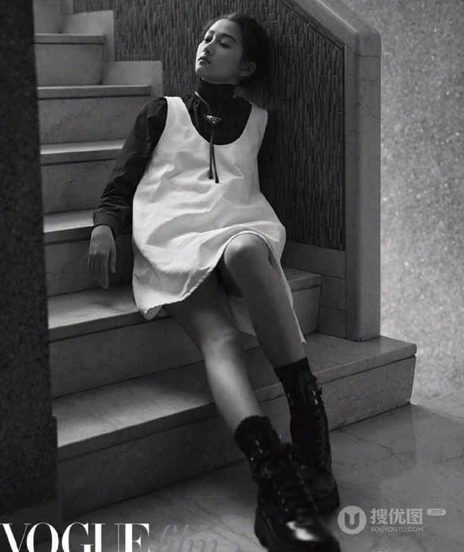 关晓彤《VogueFilm》杂志写真图片，演绎生活中的时尚