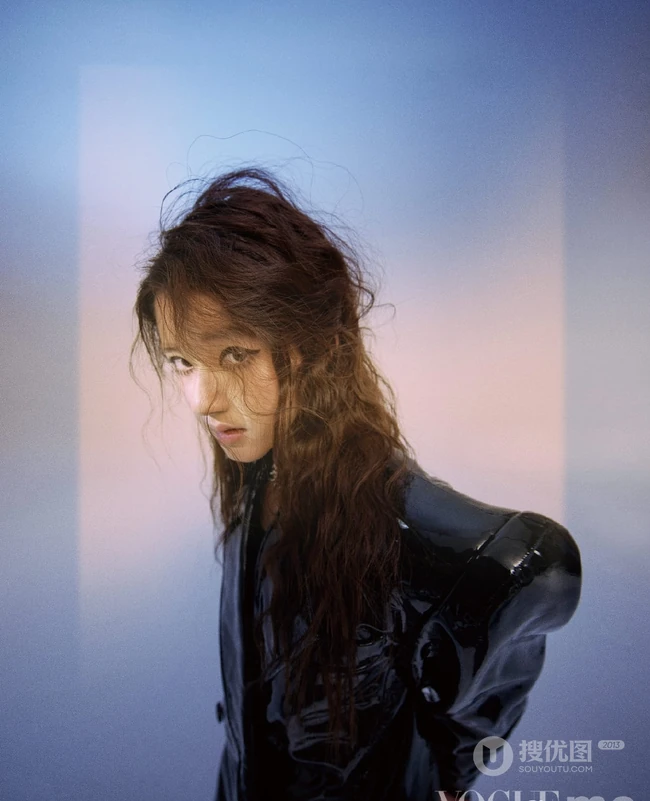 赵露思非主流造型登VogueMe杂志写真图片
