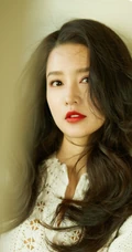 李沁长发白裙化身灯下美人，举手投足尽显娇俏动人气质