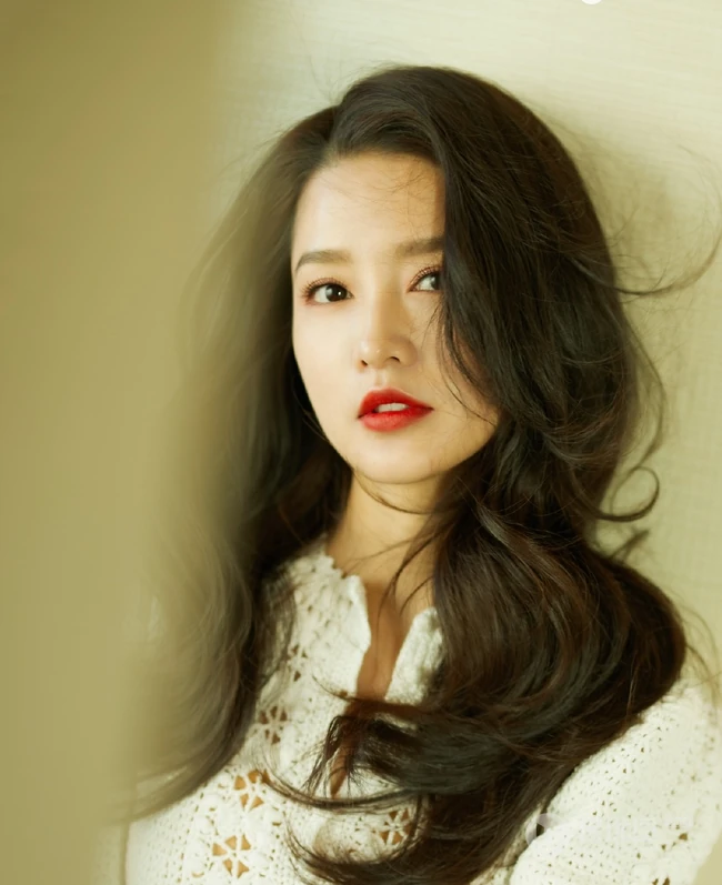 李沁长发白裙化身灯下美人，举手投足尽显娇俏动人气质