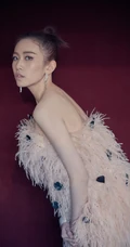刘美彤丸子头造型仙美亮相，穿着露背羽毛裙尽显温柔气质