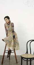 刘美彤丸子头造型仙美亮相，穿着露背羽毛裙尽显温柔气质