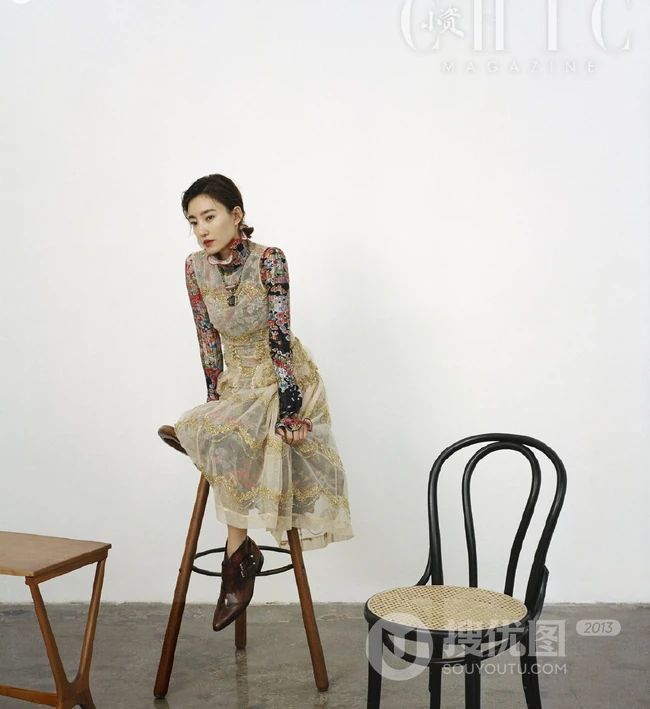 刘美彤丸子头造型仙美亮相，穿着露背羽毛裙尽显温柔气质