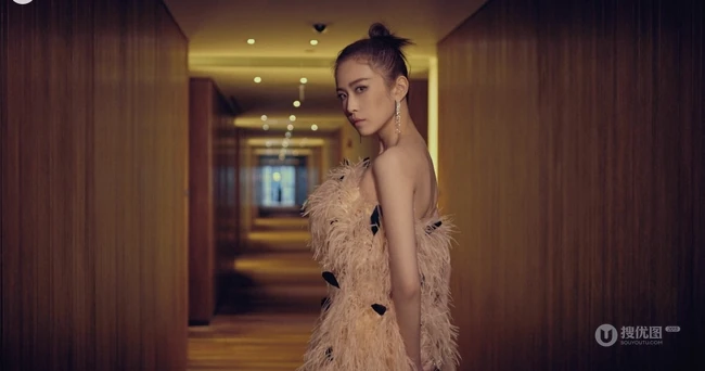 刘美彤丸子头造型仙美亮相，穿着露背羽毛裙尽显温柔气质