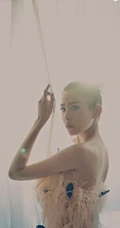 刘美彤丸子头造型仙美亮相，穿着露背羽毛裙尽显温柔气质