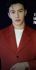 年度魅力突破艺人王冠逸帅气西装写真图片