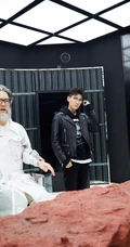 《国风美少年》沈天行皮衣着身酷帅生活写真照