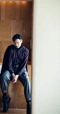 庆余年男主角张若昀随性慵懒写真图片