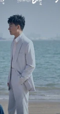 黄轩，杨采钰《如果芸知道》电影版海边甜蜜写真大片