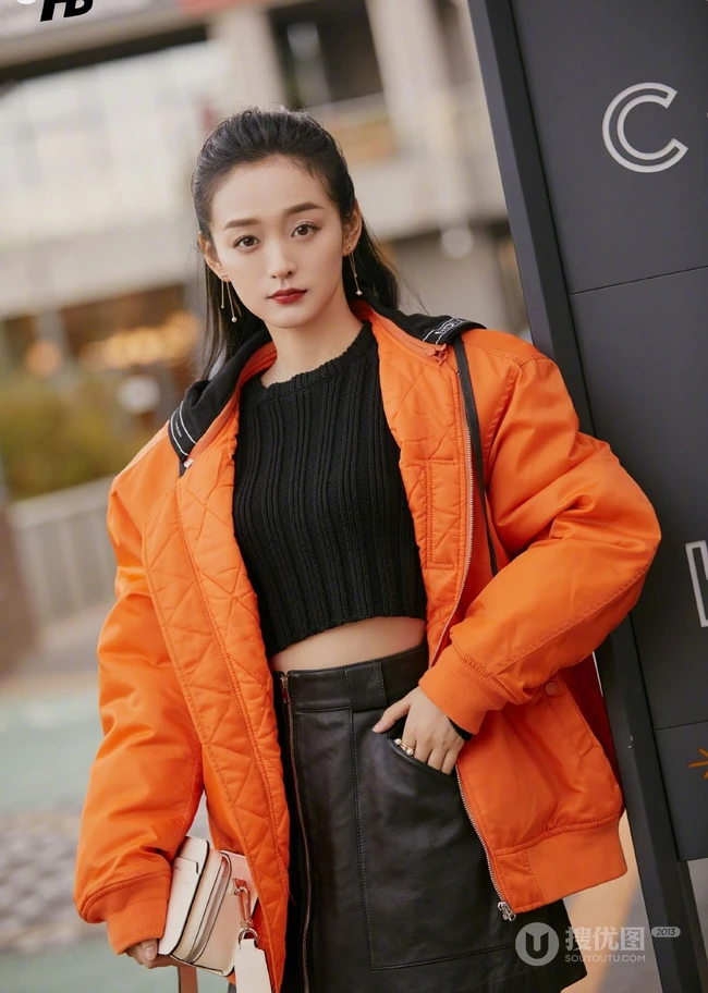 何泓姗大背梳发型现身街头，橙黑配皮裙大衣清新清爽