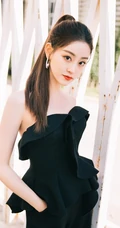祝绪丹黑色礼裙上衣长裤现身街头，搭配马尾辫造型阳光动人