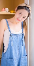 颜值，身材一级棒，精选白皙少女肩带牛仔裤室内写真图片