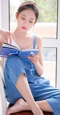 颜值，身材一级棒，精选白皙少女肩带牛仔裤室内写真图片