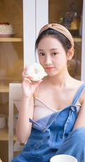 颜值，身材一级棒，精选白皙少女肩带牛仔裤室内写真图片