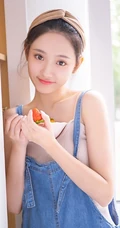 颜值，身材一级棒，精选白皙少女肩带牛仔裤室内写真图片
