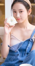 颜值，身材一级棒，精选白皙少女肩带牛仔裤室内写真图片