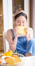 颜值，身材一级棒，精选白皙少女肩带牛仔裤室内写真图片